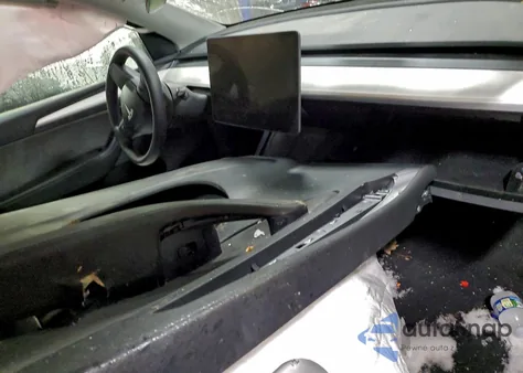 2022 Tesla Model Y z USA, uszkodzony, nr VIN 7SAYGDEE3NF522675